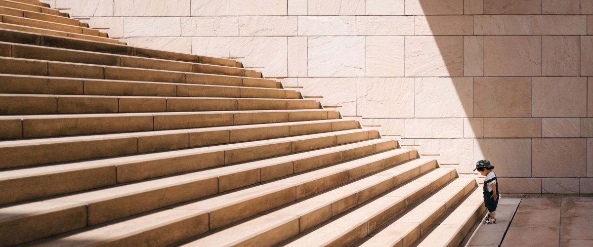 https://szymonkrajewski.pl/think-big-start-small/055_featured_image_boy_looking_at_stairs.jpg